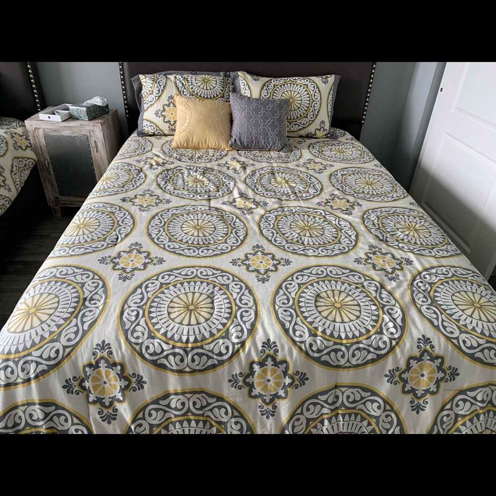 Queen size 5 piece comforter set